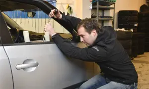 Man försöker dölja en smitning efter en parkeringsskada, men det kan leda till straff.