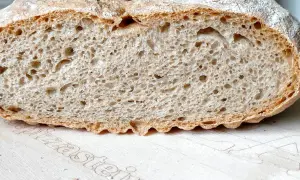 Frisch gebackenes Dinkelbrot mit einer luftigen Krume und knuspriger Kruste. Perfekt zum Dinkelbrot backen.