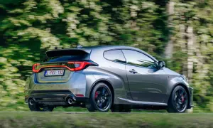 La Toyota Yaris GR scatta sull'asfalto, liberando i suoi cavalli in un turbine di verde.