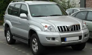 Srebrny Toyota Prado, gotowy na każdą podróż, z charakterystycznym grillem i mocną sylwetką.