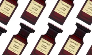 Wiele flakonów perfum Tom Ford Jasmin Rouge, każdy z charakterystyczną złotą etykietą i ciemnoczerwonym szkłem.
