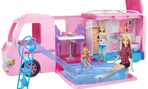 Różowy kamper dla lalek Barbie z basenem, zjeżdżalnią i trzema lalkami.