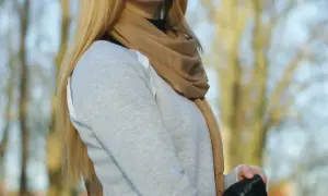 Jak ubrać się na spacer? Modne i wygodne stylizacje na każdą porę roku
