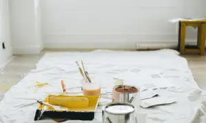Jaką farbę do paneli wybrać, aby uniknąć błędów malarskich?