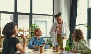 Grupo de mujeres en una reunión discutiendo cómo trabajar la autoestima.