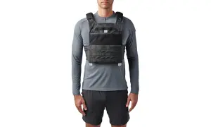 Mann trägt eine 5.11 Gewichtsweste über einem grauen Langarmshirt und schwarzen Shorts.
