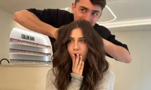 Coiffure surprise : "Mes cheveux se cassent et ne poussent plus !" La cliente découvre le résultat, le coiffeur derrière elle.