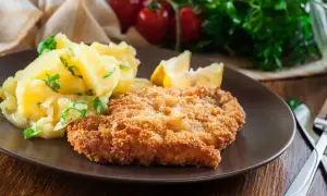 Chrupiący schabowy w panko z ziemniakami i cytryną. Idealny obiad na każdą okazję.
