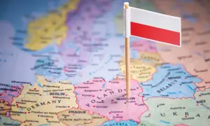 Flaga Polski na mapie Europy, idealna do quizów o Polsce. Poznaj stolice i miasta!