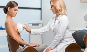 Lekarka wykonuje badanie USG piersi. Warto wykonać je w profesjonalnym gabinecie diagnostycznym.