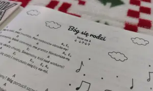 Kolędy na gitarę dla początkujących. Strona z nutami i akordami do kolędy "Bóg się rodzi".