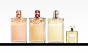 Cztery flakoniki perfum Chanel Allure, w tym wersja Sensuelle, prezentują różne odcienie płynów i nakrętek, tworząc elegancką kompozycję.