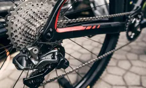Błyszcząca kaseta i przerzutka Shimano XTR na rowerze górskim. Wolnobieg z wieloma zębatkami gotowy na trudne podjazdy.