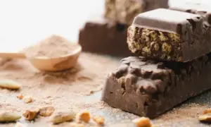 Batony proteinowe: czy warto? Ekspert radzi, jak wybrać dobre