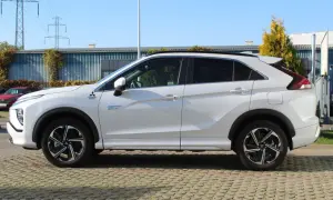 Biały Mitsubishi Eclipse Cross Plug-in Hybrid. Ten crossover łączy styl SUV-a z praktycznością kombi.