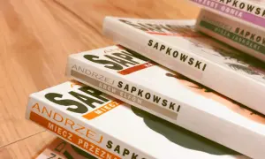 Stos książek Andrzeja Sapkowskiego, w tym "Miecz Przeznaczenia" i "Krew Elfów".