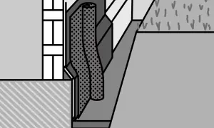 Detail einer Abdichtung an einer Hauswand, die das Erdreich schützt.