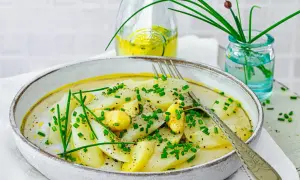 Ein köstlicher Spargelsalat mit einer cremigen Sauce, garniert mit frischem Schnittlauch. Perfekt für ein leichtes Mittagessen oder als Beilage.