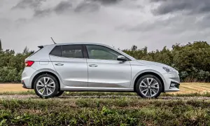 Srebrna Skoda Fabia na tle drzew i pola. Sprawdź atrakcyjne ceny używanych modeli!