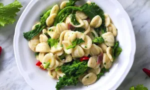 Orecchiette con cime di rapa, un classico del menu pugliese, con peperoncino e acciughe.