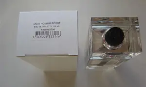 Elegancki flakon Dior Homme Sport, woda toaletowa 125 ml, obok białego pudełka.