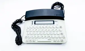 Jaki telefon dla niesłyszących? Wybierz idealny model z PFRON