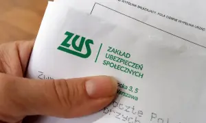 Dłoń trzyma dokument ZUS. To ważny krok w kierunku odprawy emerytalnej w prywatnej firmie.