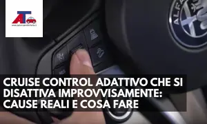 Dito preme pulsante sul volante per regolare il cruise control adattivo. Testo: "CRUISE CONTROL ADATTIVO CHE SI DISATTIVA IMPROVVISAMENTE".