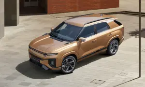 Złoty SUV z rodziny koreańskie marki aut, z nowoczesnym designem i eleganckimi felgami, zaparkowany na placu.