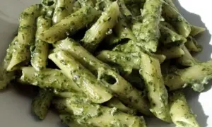 Pyszny przepis na penne konjac ze szpinakiem, który zaskoczy smakiem