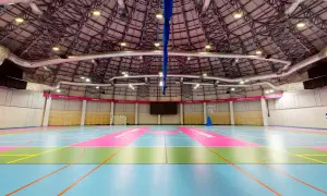 Wielofunkcyjna hala Tauron Arena Kraków, gotowa na emocjonujące koncerty i wydarzenia sportowe.