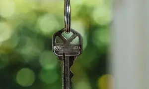 Jak wyrzucić lokatora z mieszkania bez umowy i uniknąć problemów