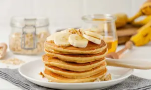 Pancake fit con banana e sciroppo d'acero, perfetti per una colazione sana.