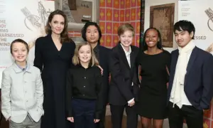 Angelina Jolie z dziećmi pozuje do zdjęcia na premierze filmu.