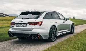Srebrne Audi RS6 z pakietem ABT na tle zielonych wzgórz. Zastanawiasz się nad audi rs6 cena?