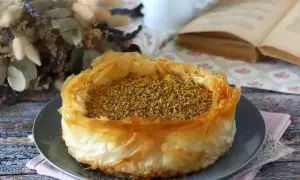 En krispig pistage cheesecake med filodeg och en generös topping av hackade pistagenötter. Perfekt för en mysig fikastund.