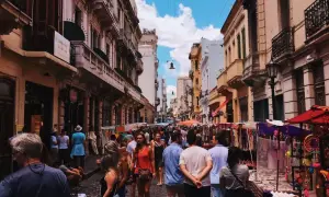 Tłum ludzi na targu ulicznym w Buenos Aires. Zastanawiasz się, ile trwa lot do Argentyny, by zobaczyć takie widoki?