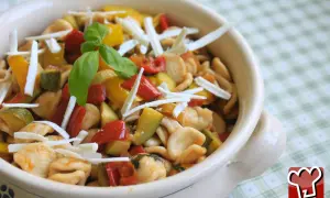 Orecchiette con verdure miste e formaggio grattugiato, un'idea gustosa per le tue ricette.
