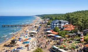 Pobierowo co zobaczyć: plaża pełna turystów, molo, deptak z budkami, mini golf i latarnia morska.