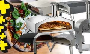 En samling pizzaugnar för grillen, redo för ett fcc bbq pizzaugn test. En pizza med färska ingredienser syns i förgrunden.