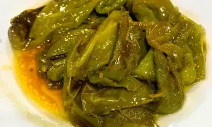 Friggitelli in padella alla napoletana, dolci e succosi, cotti in olio d'oliva e profumati.