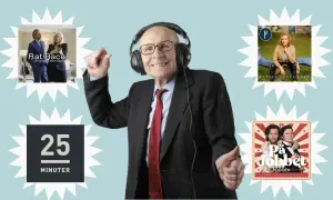 Äldre man med hörlurar lyssnar på podd ledarskap. Omgiven av omslag till poddar som "Rat Race", "Fannys Förebilder" och "På Jobbet".