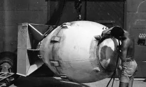 En man arbetar på en stor bomb, kanske för ett film om atombomben. Den hänger i en kran.