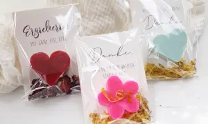 Abschiedsgeschenk Grundschule Kinder: Kleine Seifenherzen und eine Blume mit Dankesbotschaften für Erzieherinnen.
