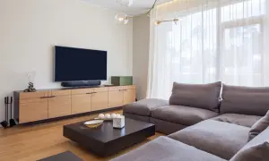 Czy telewizor na ścianie to lepszy wybór niż na szafce?