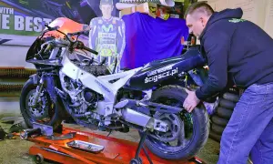 Mężczyzna przy motocyklu sportowym, który nie reaguje po przekręceniu kluczyka.