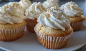 Fluffiga cupcakes med vit frosting och strössel, perfekta för ett enkelt cupcakes recept.