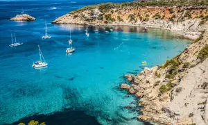 Ibiza - trzecia co do wielkości wyspa Balearów, jej tajemnice i atrakcje