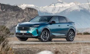 Nowy Peugeot 3008 w turkusowym kolorze na tle gór. Zastanawiasz się, jaki silnik wybrać?