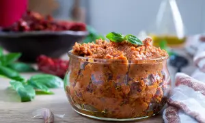 Paté di pomodori secchi: un condimento versatile per pasta, bruschette e molto altro. Scopri come usarlo per dare un tocco di sapore in più ai tuoi piatti.